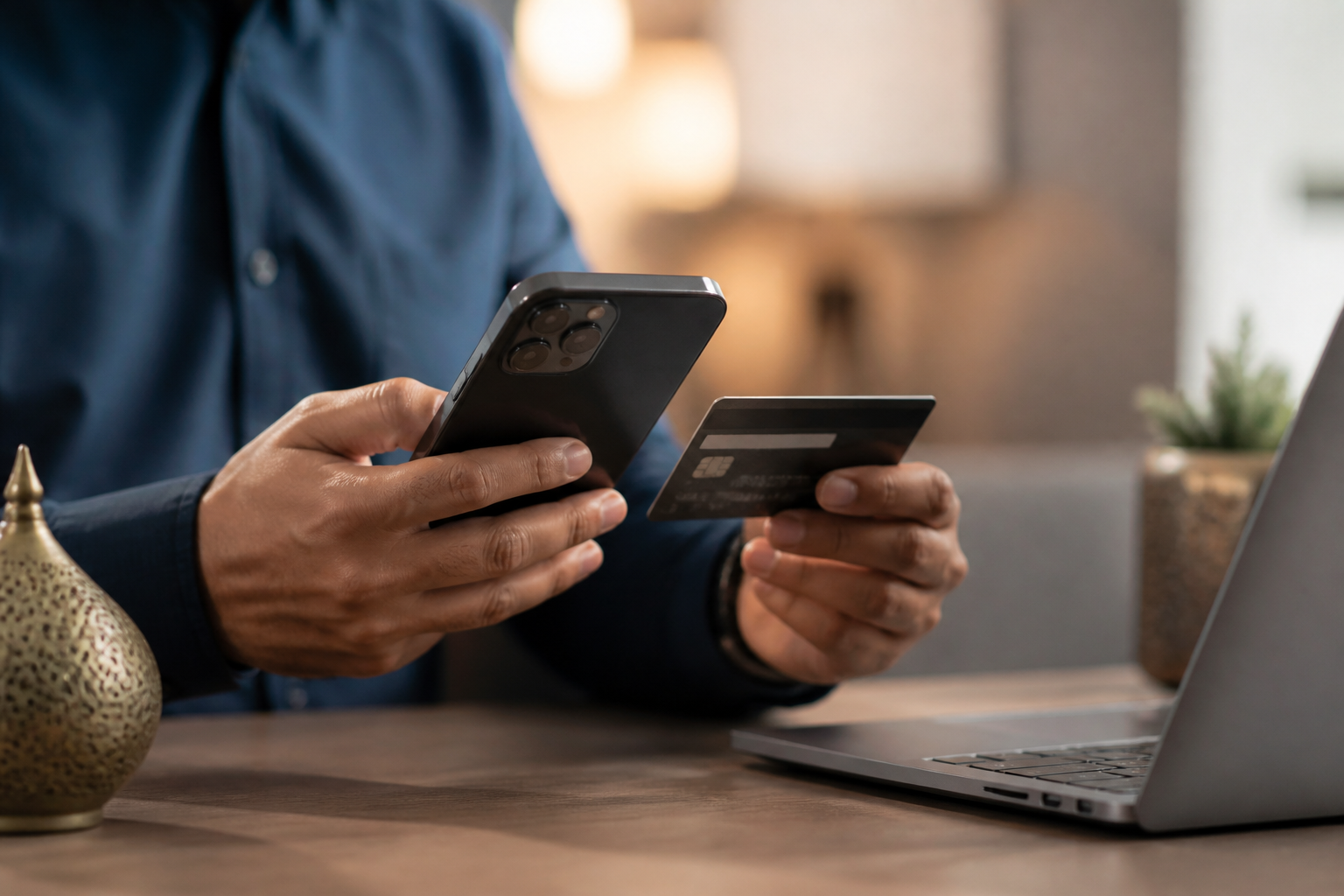 Les Meilleurs Plugins WordPress pour un Site E-commerce (Gratuits et Payants) 3 Paiement en ligne effectué avec une carte bancaire et un smartphone