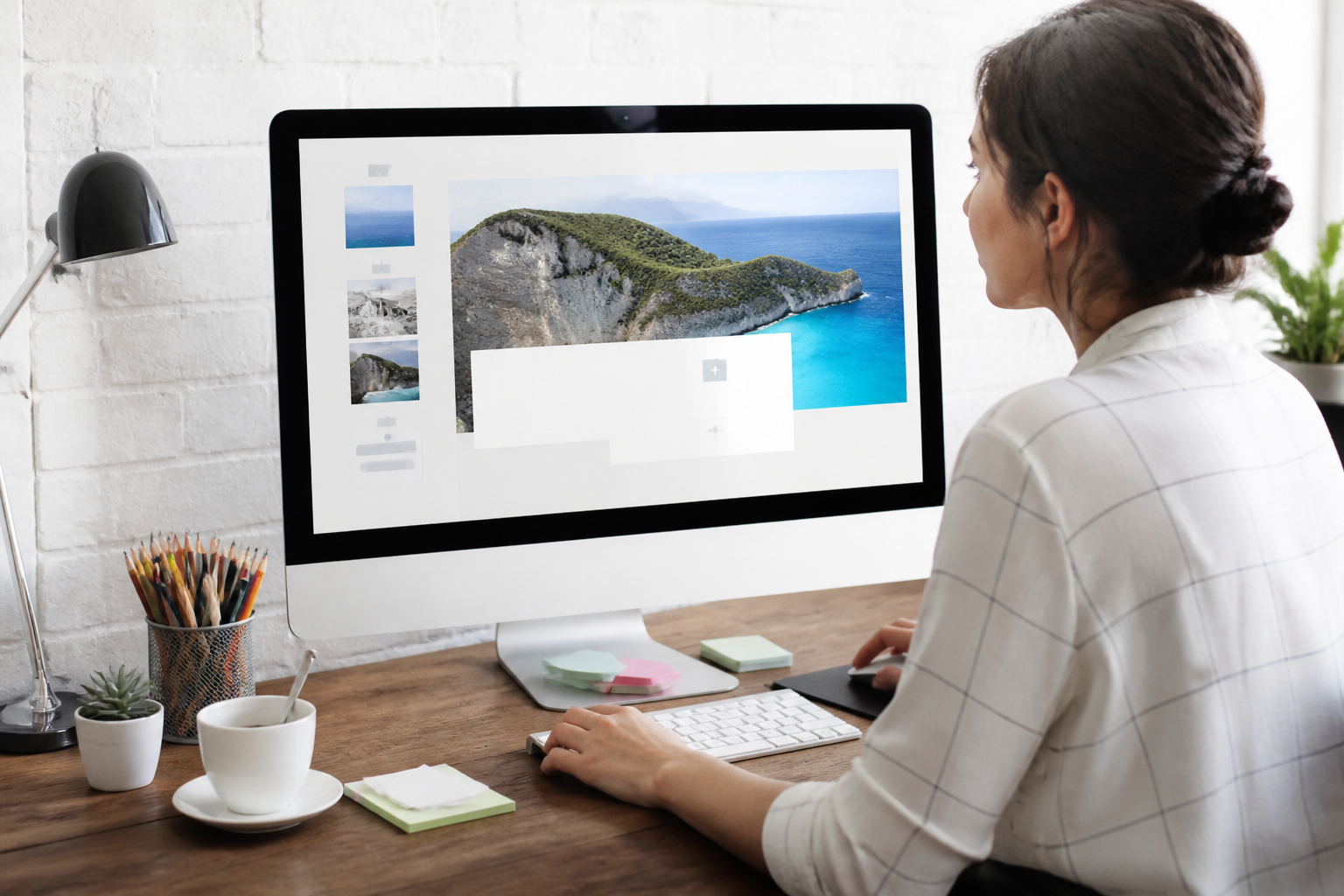 Les Meilleurs Constructeurs de Pages WordPress (Gratuits) en 2026 5 Personne construisant un site web étape par étape sans écrire de code